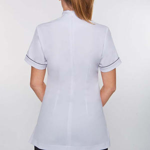 เสื้อทูนิคสไตล์ปุ่มเดียว ซิปด้านหน้า แบบ OEM สำหรับร้านสปาและร้านเสริมสวย สีดำ พร้อมตัวเลือกสกรีนโลโก้ - Product Image 5