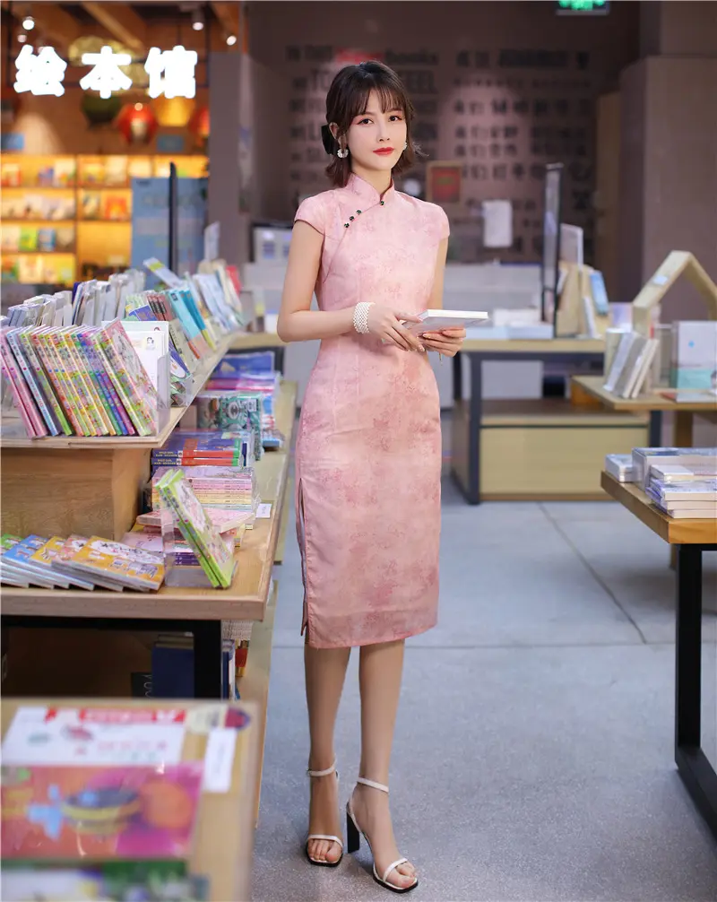 Chinese Lady Pink Cheongsam Embroidery Floral Mandarin Collar Qipao Vintage Button Half Sleeve A-Line Bride Wedding Dress