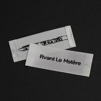 Étiquettes tissées en satin personnalisées pour une identité de marque améliorée, écologiques, en tissu haute densité, reconnaissance immédiate du logo pour vêtements et sacs