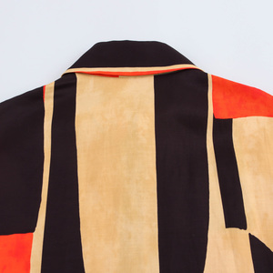 Blus atasan kasual wanita lengan pendek kerah terlipat motif warna-warni diskon besar - Product Image 5