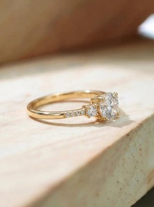 Bague en diamant de laboratoire très demandée, directement de l'usine, taille ronde, clarté VVS, bijoux de fiançailles et de mariage personnalisés, disponible à la vente - Product Image 4