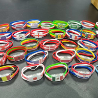Vente en gros de bracelets joncs avec drapeau national LED de tous les pays Bracelet lumineux en silicone pour les fans de football