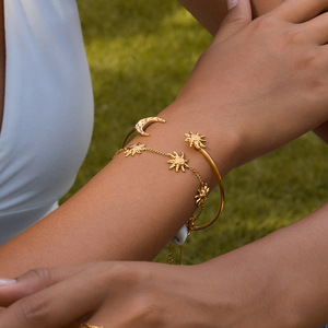 Bracelet Spirale Soleil en Acier Inoxydable Plaqué Or 18K, Bijou Unisexe au Design Géométrique - Product Image 3