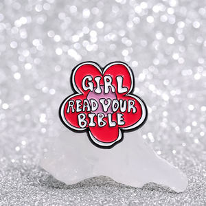 スミングピンズエナメル女の子あなたの聖書ピンを読むカスタムフェミニズム信仰ラペルバッジバックパック服金属ブローチ - Product Image 3