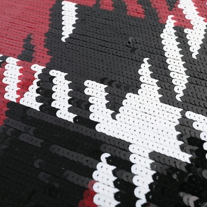 Costume en <span class=keywords><strong>tissu</strong></span> à sequins à <span class=keywords><strong>carreaux</strong></span> <span class=keywords><strong>rouge</strong></span>, noir <span class=keywords><strong>et</strong></span> <span class=keywords><strong>blanc</strong></span> Haute Couture, <span class=keywords><strong>tissu</strong></span> à sequins en forme d'écailles de poisson - Product Image 2