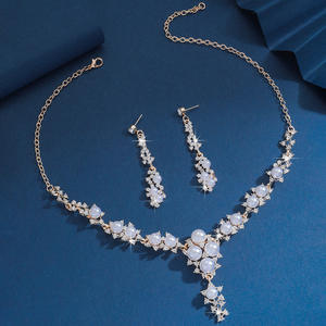 Ensemble de bijoux élégant et romantique avec perles et strass floraux, avec boucles d'oreilles, directement de l'usine - Product Image 3