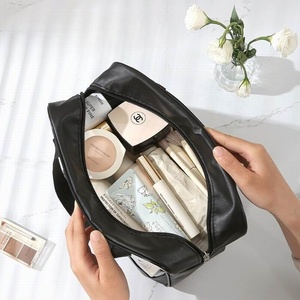 Bolsa de cosméticos de moda de PU personalizada a prueba de agua, bolsa de maquillaje translúcida negra de gran capacidad con logotipo personalizado y cierre de cremallera - Product Image 6