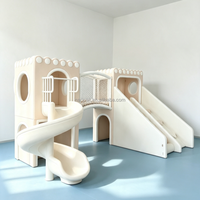 Château de jeu souple beige neutre avec toboggan en spirale et pont en filet d'escalade, équipement de terrain de jeu intérieur pour enfants pour café-jeux, centre commercial, garderie