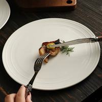 Assiette plate en porcelaine de 10 pouces, motif chapeau de paille, texture lignée gaufrée blanche, design moderne, passe au micro-ondes et au lave-vaisselle, durable