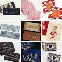 Prix d'usine, certifié OEKO-TEX, écologique, doux pour la peau, polyester, découpe ultrasonique, enroulé, plié, étiquette personnalisée à motif anime