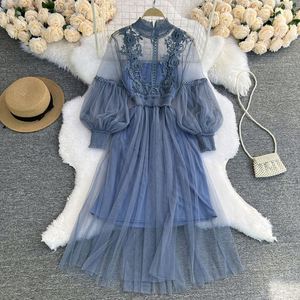 Ensemble deux pièces élégant en maille florale 3D, col montant, manches lanternes, taille haute amincissante, avec bretelles, collection Printemps - Product Image 2