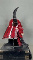 Capuche de samouraï rouge vif avec grandes cornes texturées, casque portable, idéal pour le cosplay, la collection et l'exposition