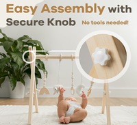 Structure de jeu Montessori en bois pour bébé, montage facile sans outils, avec 5 jouets sensoriels suspendus et finition naturelle