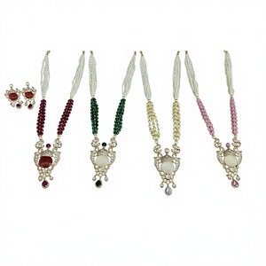 Ensemble de bijoux pendentif Kundan fabriqués à la main de luxe collier traditionnel boucles d'oreilles pour les vêtements de mariage de fête des mariées disponibles à la vente - Product Image 4