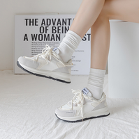 Vente en gros de chaussettes d'été décontractées mi-tube pour femmes, nouveau coton coloré et respirant, longueur d'équipage confortable avec logo sur les poignets.