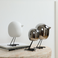 Figurine d'oiseau en céramique nordique avec pieds en fil métallique, ornement de table moderne pour salon, étagère, décoration de maison, cadeau de pendaison de crémaillère