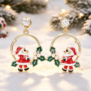 Orecchini a perno con perle sintetiche smaltate a forma di ghirlanda di Babbo Natale per donna, gioielli di moda natalizi - Product Image 1
