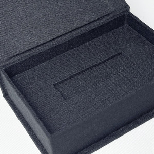 Caja Rígida para Fotos de Lino Ecológico Premium, Empaque USB Personalizado, Caja Negra con Logotipo, Estampado en Relieve Hecho a Mano, Papel Magnético - Product Image 2
