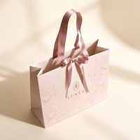 Sac en papier kraft marron de luxe pour vêtements de boutique, papier spécial artisanal, estampage à chaud doré, impression offset, chaussures haut de gamme