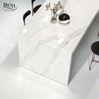 Dalle de pierre de quartz artificielle beige chaud anti-taches et résistante à l'usure, à granulats multiples, pour l'intérieur des villas et des maisons