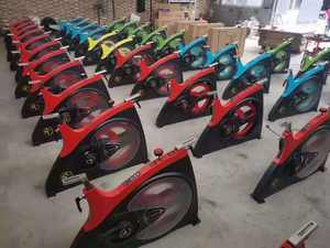 Équipement essentiel pour studio d'entraînement aérobic ou machine d'entraînement cardio de gymnastique commerciale vélo de spinning de haute qualité à vendre - Product Image 6