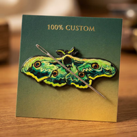 Pin de solapa de metal personalizado de fábrica con diseño de polilla, imán fuerte, arte metálico, punto de cruz, pin magnético para agujas