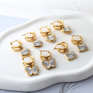 <span class=keywords><strong>Orecchini</strong></span> <span class=keywords><strong>a</strong></span> <span class=keywords><strong>Cerchio</strong></span> con Farfalla in Acciaio Inossidabile e Zirconia Cubica, Placcati in Oro 18K di Alta Qualità per Donne - Product Image 2