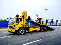 Camion grue articulée SHENBAI 4T montée sur camion, 4 tonnes, OEM, RHD, avec plateau de remorquage, à vendre