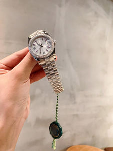 Reloj de Lujo para Hombre con Bisel de Moissanita VVS, Cuarzo, Correa de Goma, Caja de Aleación, Resistente al Agua 20 BAR, Esfera de 41 mm con Indicadores - Product Image 4