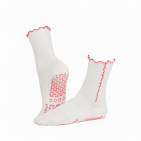Chaussettes de Pilates antidérapantes haut de gamme à volants avec grip intégral pour Barre, Yoga, Studio, Reformer – Logo personnalisé OEM ODM
