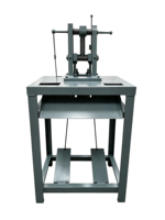 Machine manuelle de décorticage et de pelage des noix de cajou, pour l'élimination de la peau et le brisage des noyaux