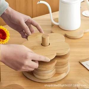 Posavasos de madera natural con forma de flor, alfombrillas aislantes del calor para uso en mesas de cocina - Product Image 3