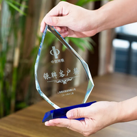 HDW Vente en gros pas cher Trophée en verre cristal vierge en forme de cœur Trophées de logo 3d personnalisés Médailles Plaques avec base bleue