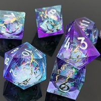 Set Dadu Polihedral Ramah Lingkungan Buatan Tangan 16mm dengan Logo Kustom Resin Pasir Kinetik Garis Biru Ungu Emas Rpg Grosir