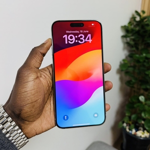 โทรศัพท์มือถือ iPhone 15 Pro 256GB รุ่น US ปลดล็อคแล้ว สภาพ 99% ใหม่ พร้อมกล้องหลัง 48MP และ RAM 8GB - Product Image 2