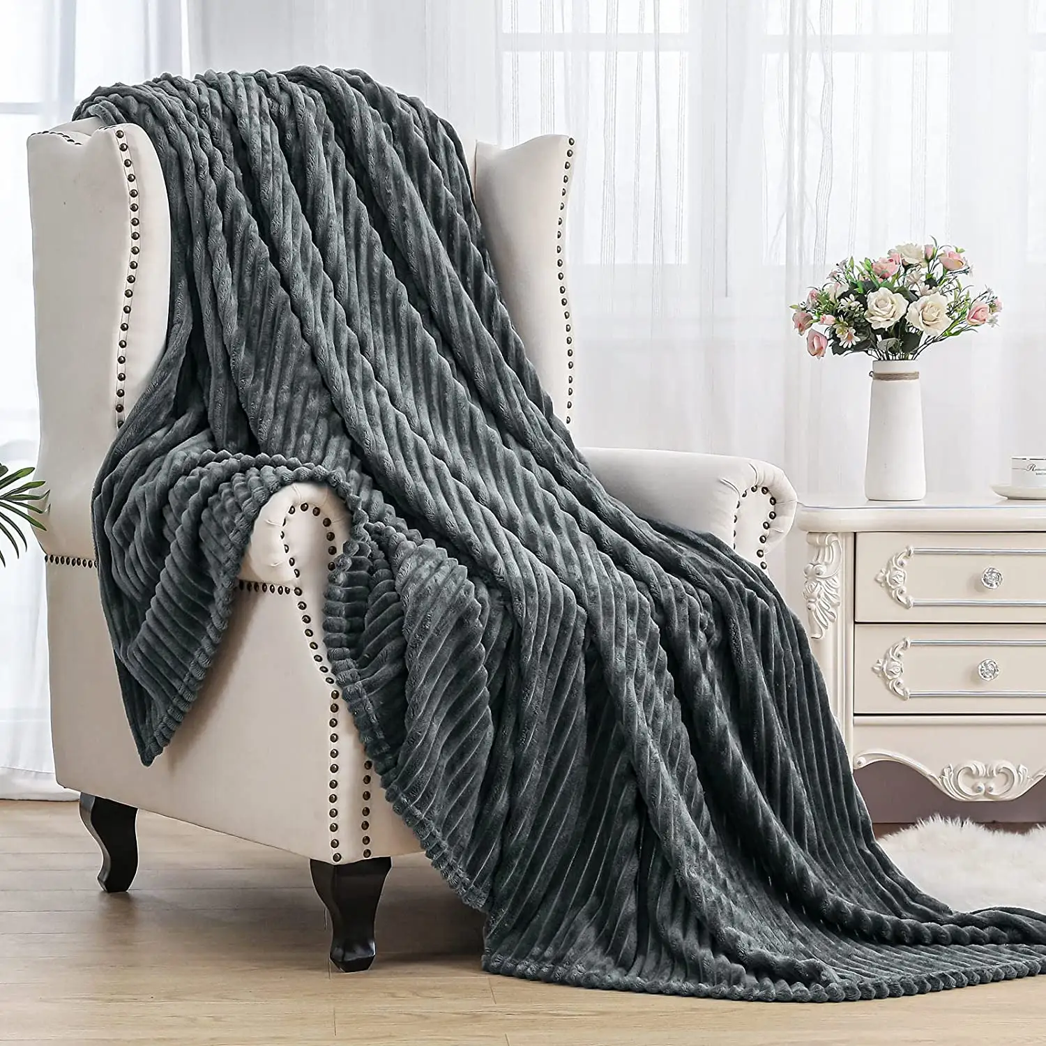 Wholesale Flannel Blanket Solid Rectangle Reversible Stripes Design Soft Cozy Microfiber Polyester Blanket Manufacturer For Sofa