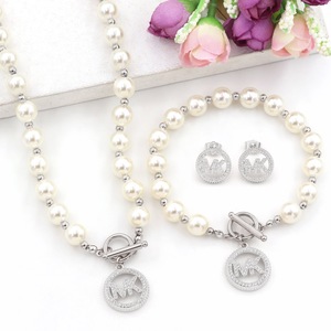 Nuovo Arrivo <span class=keywords><strong>Set</strong></span> di Collana con Lettera e Orecchini di Lusso in Acciaio Inossidabile Placcato Oro 18k con Zirconi, Gioielli di Design da Donna - Product Image 4