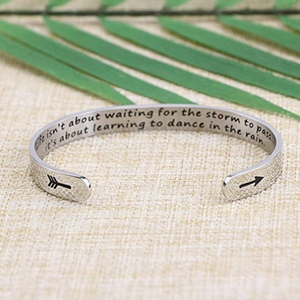 Bracelet Manchette Inspirant en Acier Inoxydable avec Citation Motivante : « Crois en toi comme je fais, continue à avancer » - Product Image 2