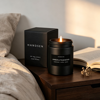 Pot à bougie en verre noir avec boîte assortie, surface mate et étiquette texturée pour les intérieurs modernes, la création artisanale et les cadeaux haut de gamme