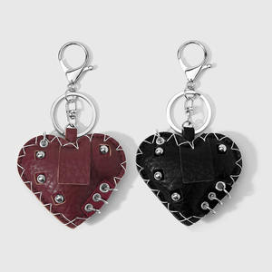 Porte-clés vintage en cuir rouge/vin noir style industrie lourde avec rivets, pendentif de sac - Product Image 2