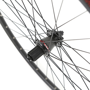 Jeu de roues de vélo de montagne Retrospec en carbone 27,5/29 pouces, frein à disque avant/arrière, jantes en alliage léger, pneus clincher, fabriqué au Canada - Product Image 1