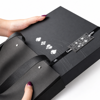 Coffret Cadeau de Poker Personnalisé Noir avec Symboles de Jeu en Feuille d'Argent et Ruban Tissé OEM