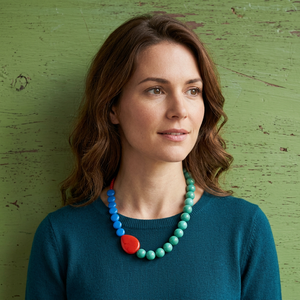 Collier en résine rouge, verte et bleue, perles artisanales, forme irrégulière, bijou fantaisie tendance - Product Image 1