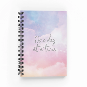 Quaderno <span class=keywords><strong>a</strong></span> <span class=keywords><strong>Spirale</strong></span> A5 Personalizzato con Logo Stampato in Argento e Citazione Ispirazionale 'Una Giornata alla Volta', 80 Fogli, Diario di Scrittura per Regalo - Product Image 1