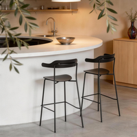 Chaise de bar haute moderne pour îlot de cuisine, style nordique, avec cadre métallique, accoudoirs et dossier – Vente en gros