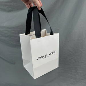Sac cadeau en papier blanc minimaliste personnalisé avec anse en ruban noir, logo imprimé, sac shopping en papier de luxe pour cosmétiques et parfums - Product Image 4