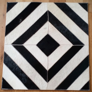 Tapis carré moderne antidérapant en cuir de vachette noir et blanc à motif patchwork pour salon, chambre et entrée - Product Image 3