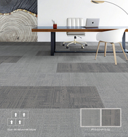 Dalles de moquette modulaires carrées écologiques en PP avec support en PVC et surface en boucle rembourrée 67*67cm pour le bureau, la maison, le salon
