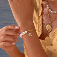 Bracelet pour femme réglable en or plaqué PVD 18 carats fait main avec chaîne mixte, perle d'eau douce naturelle et breloque fleur en cristal, idéal pour un mariage