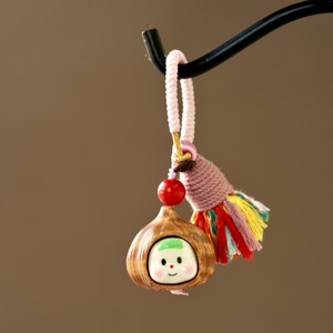 Pendentif de téléphone en bois sculpté, motif ail et châtaigne, style dessin animé, forme ovale, avec pompon, porte-clés, cadeau personnalisé - Product Image 4